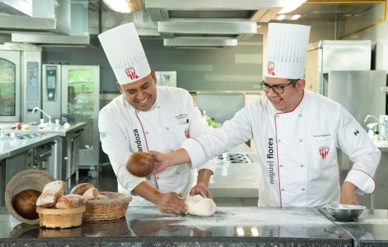 estudiantes de gastronomía en los talleres del superior de gastronomía