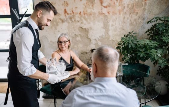 seguir normas de salud y cuidados en un restaurante