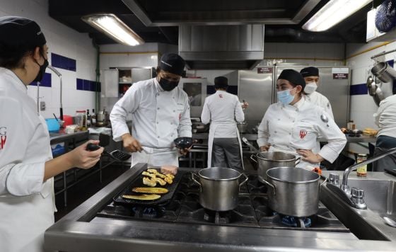 cocina y chefs en clases de gastronomía