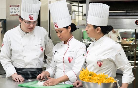 uniforme para estudiar la carrera en gastronomía